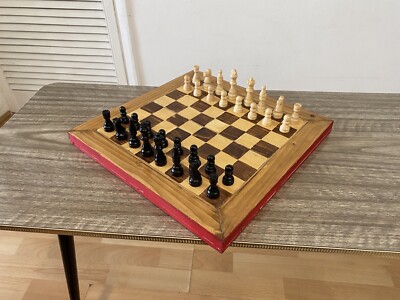 Vintage komplettes Schachspiel mit Massivholz Schachbrett & handgeschnitzten Figuren