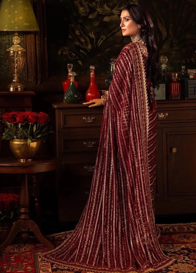 Hermoso sari rojo totalmente bordado con blusa de terciopelo talla mediana Foto 3 de 4