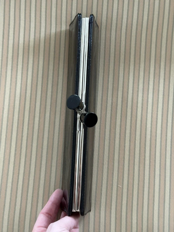 Bolso sin asas/cartera/bolso de mano Sondra Roberts de charol negro Foto 3 de 4