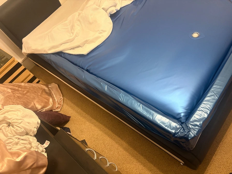 KING SOFTSIDE WATERBED - Image 4 of 4