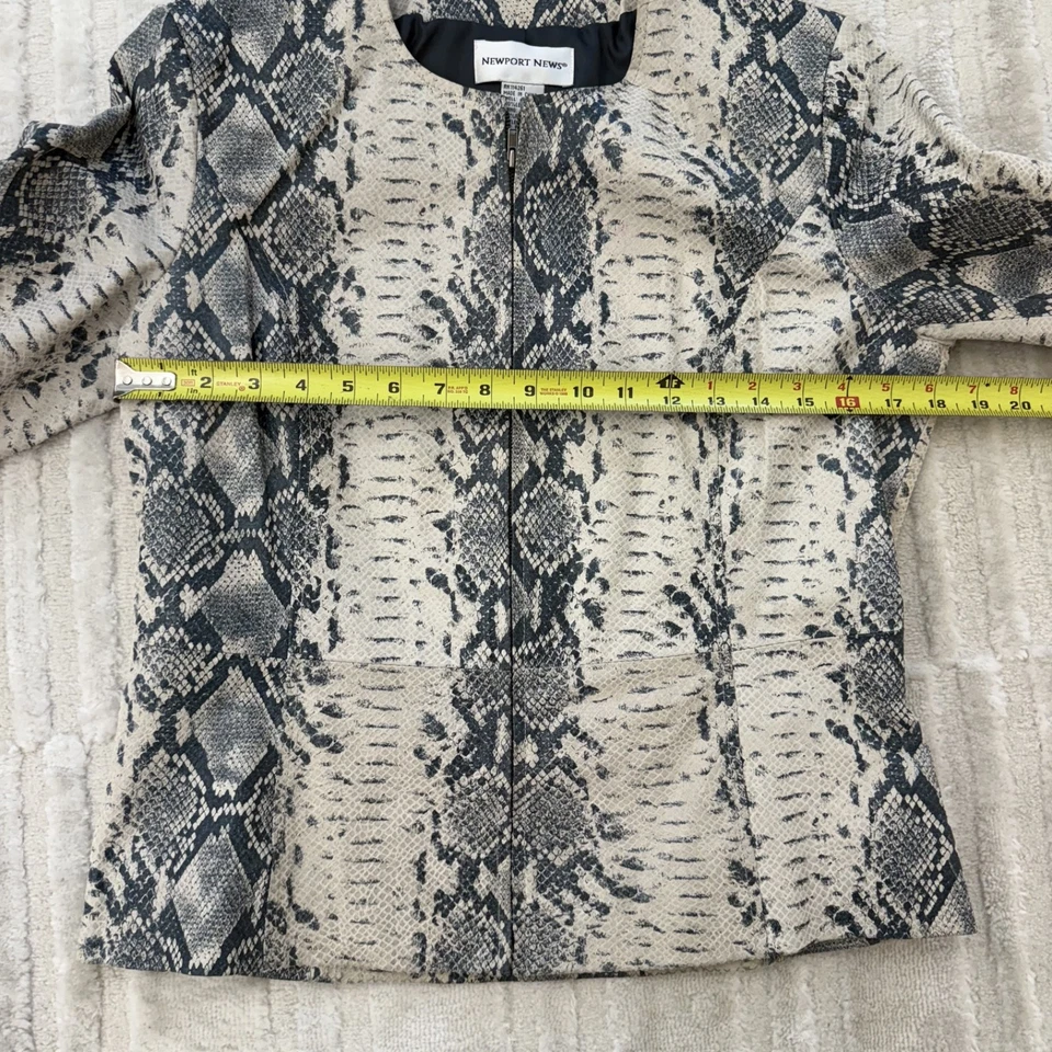 Chaqueta de cuero con estampado de serpiente Newport News talla 10 Foto 3 de 4