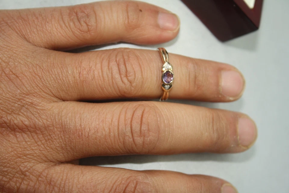 Anillo de amatista y diamantes 100 % genuino de oro amarillo macizo de 9k de 0,40 quilates. Talla 7,75, P Foto 4 de 4