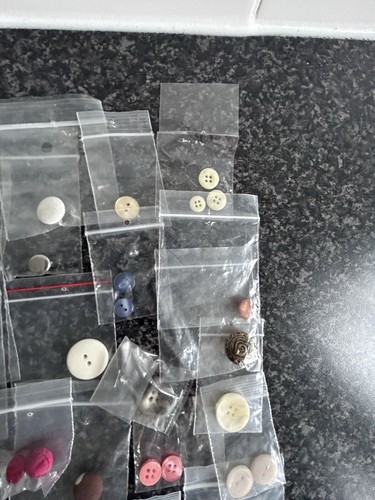 Assorted Spare Buttons - Picture 4 of 7