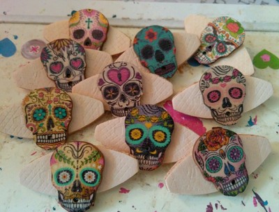 RESTPOSTEN 25 NEUE/HANDGEMACHTE GROSSE SKULLCANDY SKULL HOLZ BROSCHEN (Partytüten usw.)