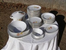 Ancien service vaisselle en porcelaine, 45 pièces