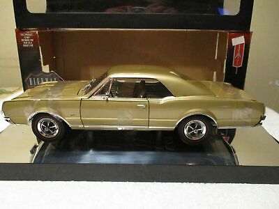 1/18 HIGHWAY 61 WHITE 1967 OLDMOBILE 4-4-2 442 COUPE