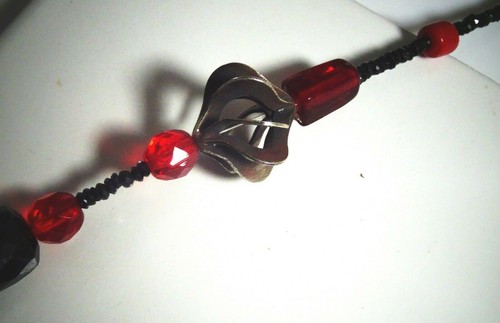Collar de espinela negra, cristal rojo y cuentas de plata únicas - Imagen 2 de 2