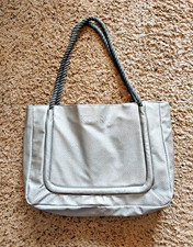 Bolso de Mano Kenra Metálico Guijarro Plata Vinilo Gris Asas de Cuerda 13 x 10 x 3