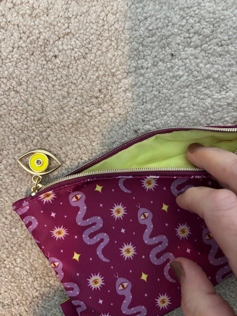 Bolsa de Maquillaje ipsy—Bolsa Morada con Serpiente de Un Ojo y Tercer Ojo Foto 3 de 3