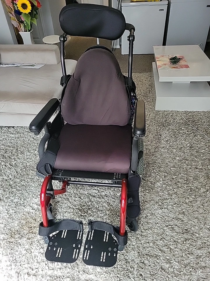 Quickie IRIS. Silla de ruedas usada para discapacitados. Foto 2 de 4