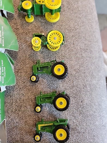 VINTAGE SEVEN JOHN DEERE MINIATURE TOY TRACTORS ERTL U.S.A. No. 593 - Picture 7 of 11