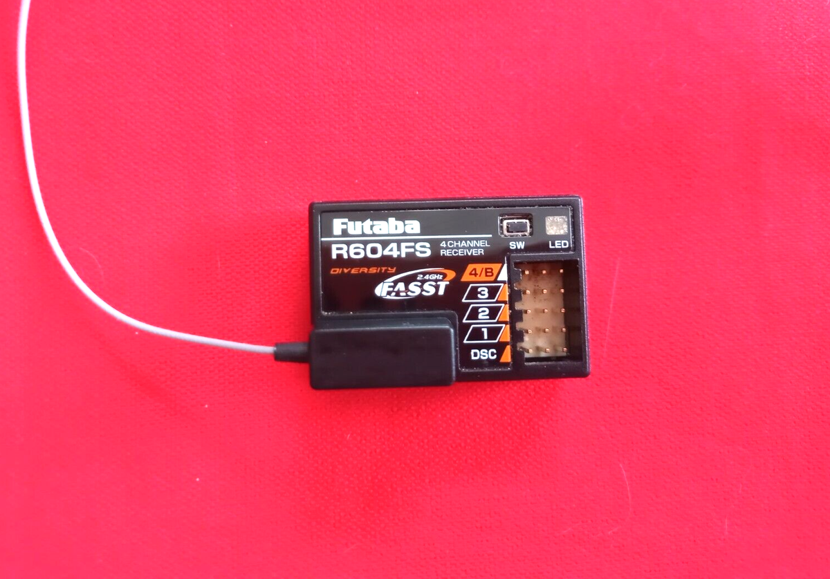Futaba R604FS：2.4GHzの4chラジコン受信機（フタバ4PK） アンテナ内蔵4PK/4PKSレシーバー 2.4GHz R604FS-E【106672-1