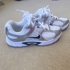 Nike Unisex Kids White Silver Athletic Sneakers Mesh Comfort Low Top Lace Up