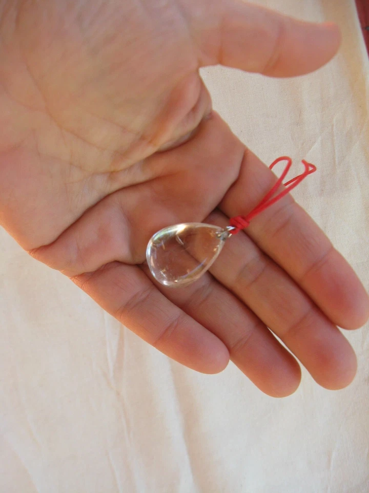 Pingente de quartzo e colar antigo de osso em cordão vermelho com fechos de prata feitos à mão - Imagem 2 de 4