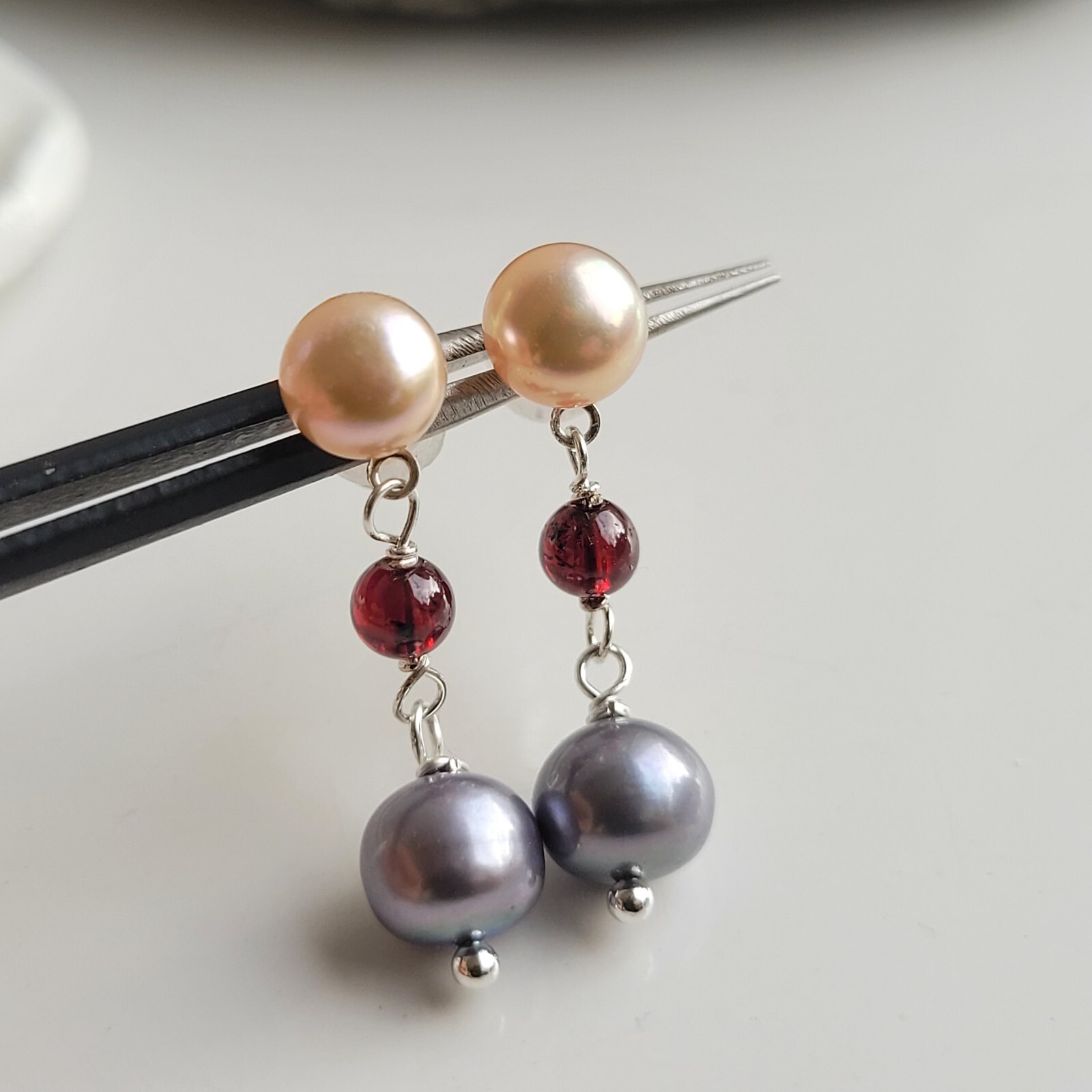 Boucles d'oreilles perles de culture rose grise et grenat fait main contre les allergies