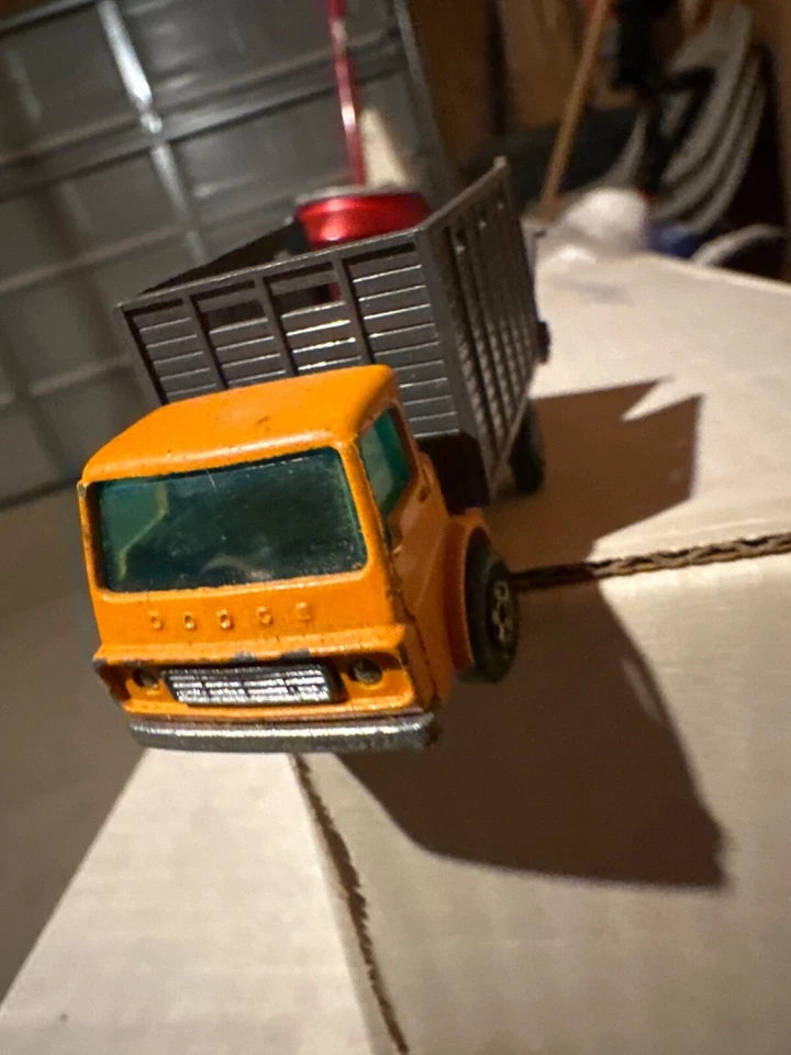 ГРУЗОВИК ДЛЯ КРУПНОГО РОГАТОГО СКОТА Lesney Matchbox Superfast No 37 оранжевый Dodge  - Изображение 3 из 3