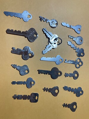 Lot of 19 odd keys. Real authentic vintage keys
