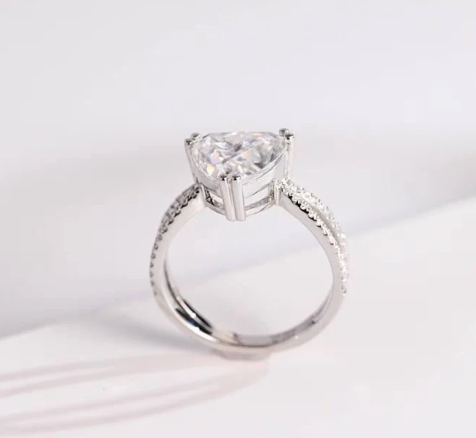 Anillo de compromiso de diamantes cultivados en laboratorio corte trillón anillo de plata de ley 925 para ella Foto 4 de 4