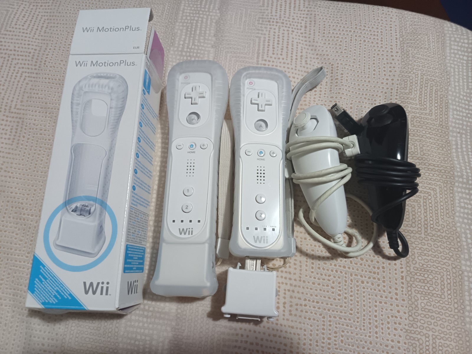 Lotto 2 controller wiii bianchi con guscio protettivo e nunchuk