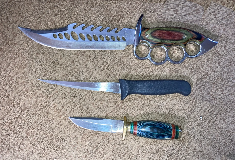 Lote de 17 cuchillos de hoja fija, la mayoría sin usar con y sin fundas como se muestra. Foto 3 de 4