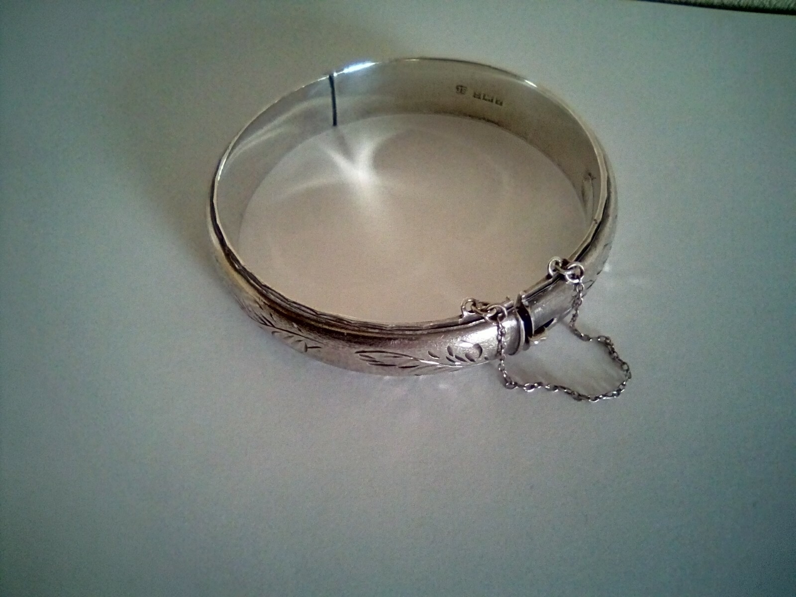Hallmark Birmingham 1971. Lovely 1970s engraved sterling silver bangle