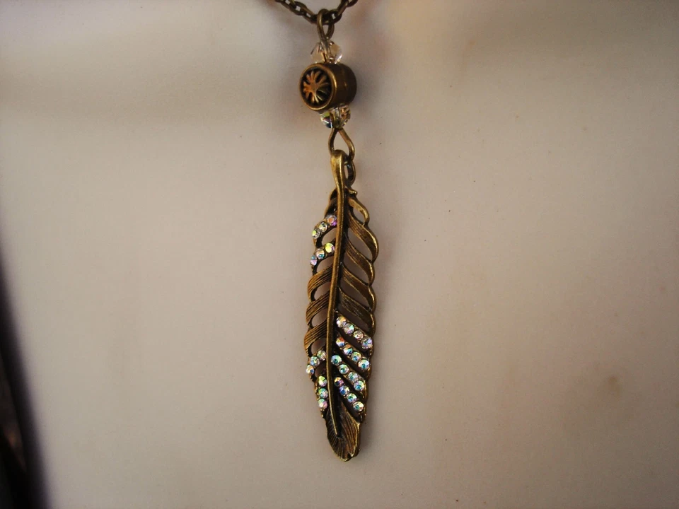 Collar de plumas Swarovski aurora boreal en bronce envejecido en cadena de 18 pulgadas Foto 3 de 4