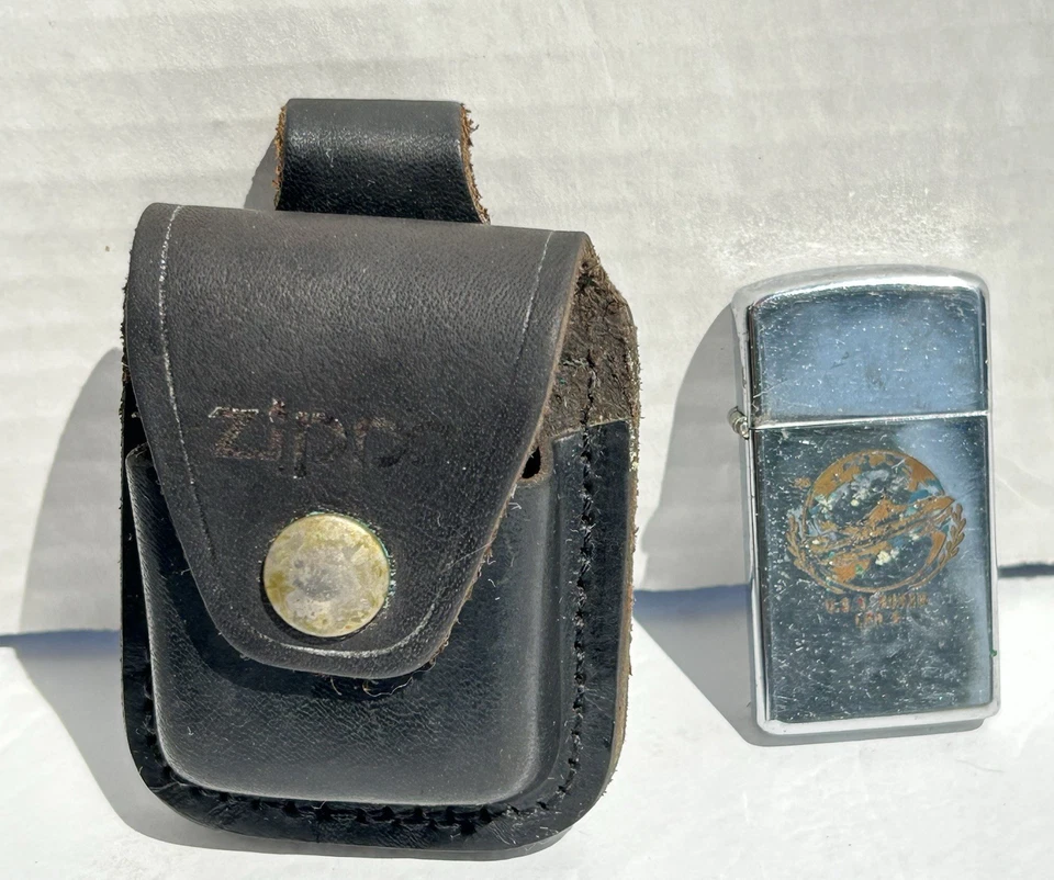 Isqueiro Zippo Vintage 1977 USS Boxer LPH-4 Cromado Marinho Raro 8 Furos com Estojo! - Imagem 4 de 4