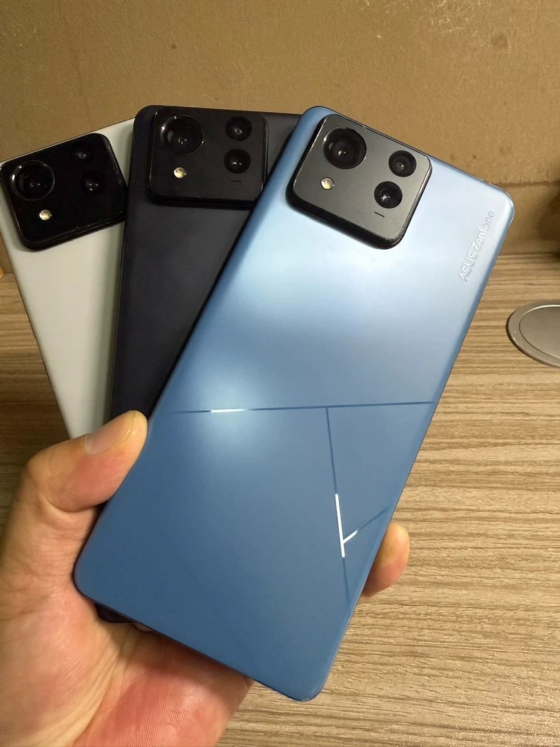 Asus Zenfone 11 Ultra 5G 16Go RAM + 512Go - Débloqué, état Quasi-neuf (98%)