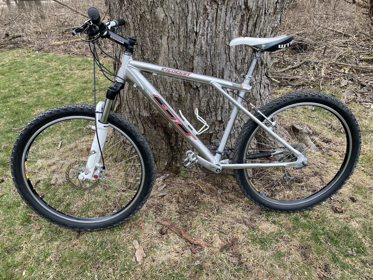 1998 GT Ricochet MTB Bike 16