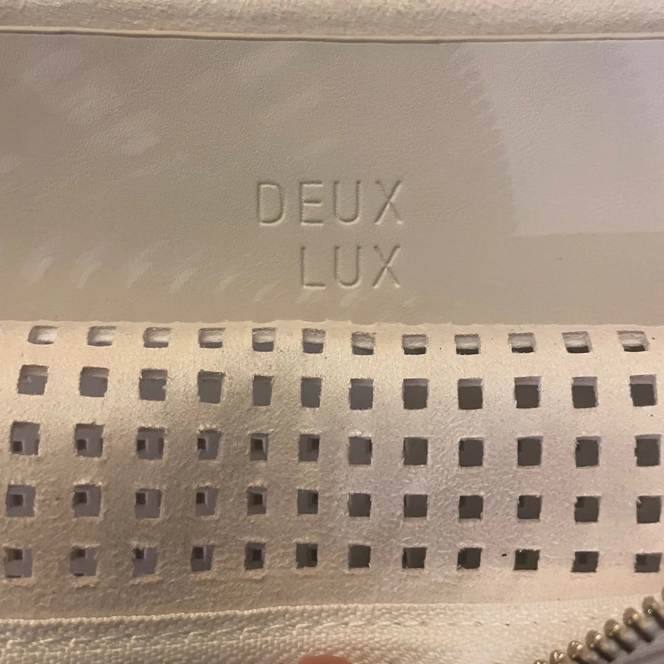 Bolso sin asas perforado Deux Lux cuero marfil cremallera superior bolsa muñeca Foto 3 de 4