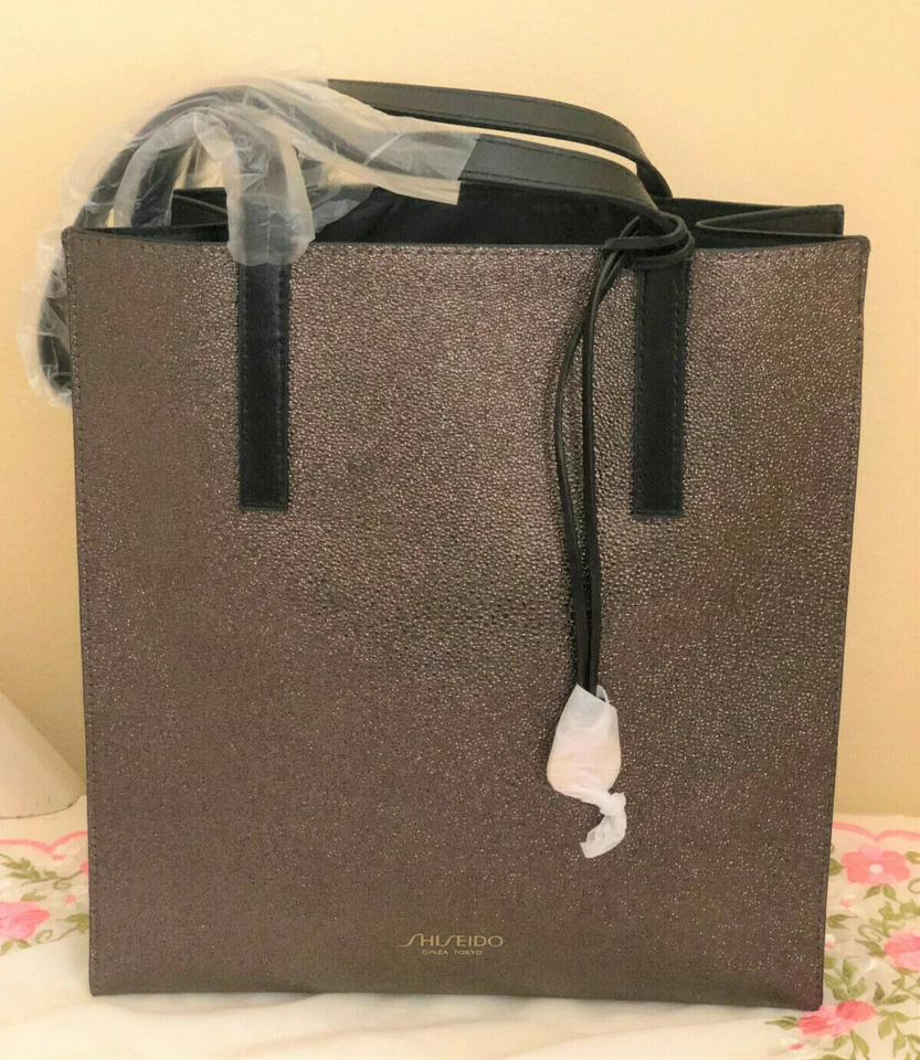 Impresionante bolso de mano Shiseido Bling Bling con encanto de bolso Foto 3 de 4