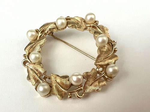 Vintage Crown Trifari Gold Tone Faux Pearls Foliage Wreath Round Brooch Pin - 第 7/8 張圖片