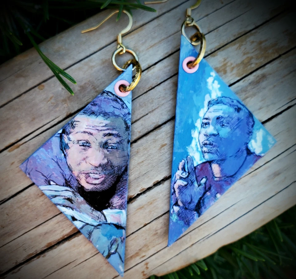 Pendientes MCU He Who Remains Loki pintados a mano Jonathan Majors Kang Charm Foto 3 de 3