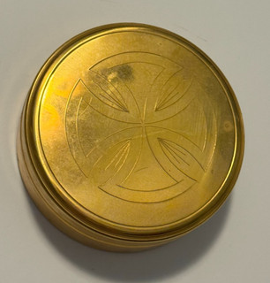 VINTAGE CATHOLIC PRIESTS GOLD BRASS HOST BOX W/ CROSS 3 1/2" x 1 1/4"