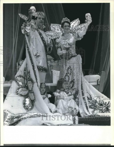 1990 Pressefoto Krewe of Persues 20th Annual Bal Masque in Slidell Auditorium - Bild 1 von 2