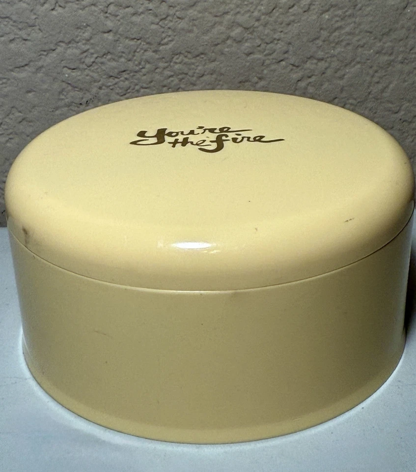 YOU'RE THE FIRE BY YARDLEY BODY POWDER (NOVO SEM CAIXA) Vintage - Imagem 3 de 4