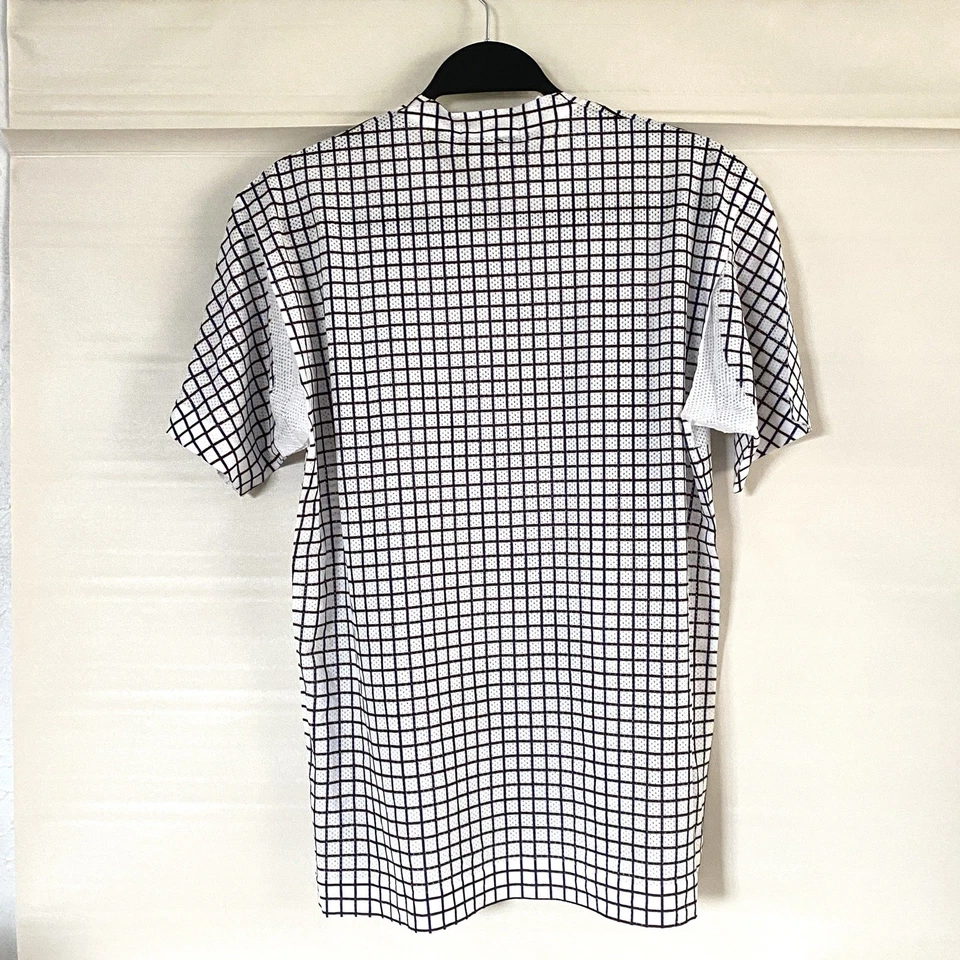 Camiseta Issey Miyake masculina malha grade preta e branca tamanho F - Imagem 2 de 4