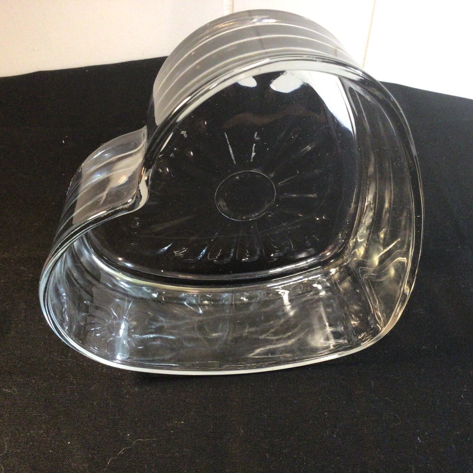 6 英寸宽 x 5.5 英寸长 x 2.25 英寸高 Libbey 重型玻璃心形碗糖果装饰盘 — 第 3/4 张图片