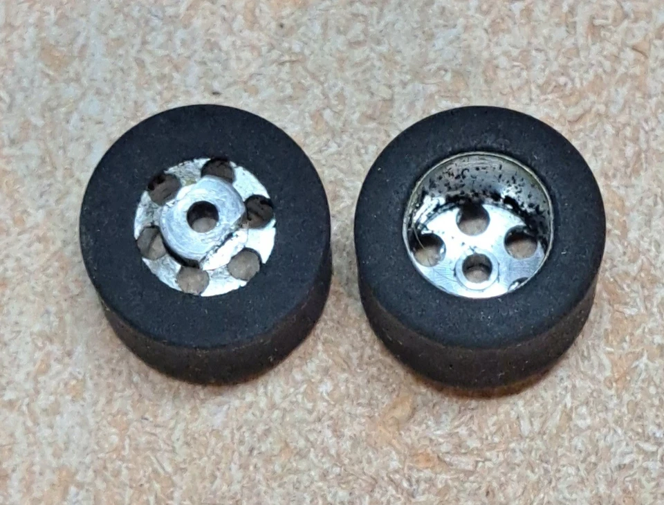 Juego de neumáticos y ruedas de coche de ranura 1/32 vintage (2) para eje 3/32 requiere 2 tornillos de juego  Foto 2 de 4