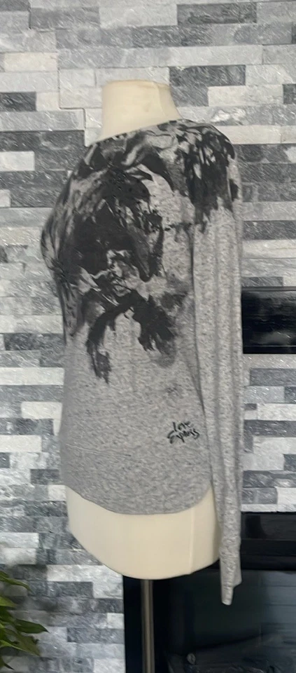 Sudadera Express Cuello Redondo, Gris con Estampado Floral Negro S/P Foto 4 de 4