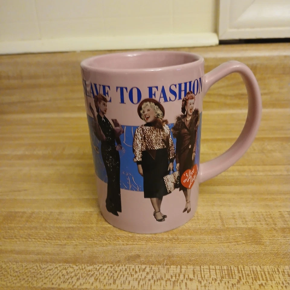 I Love Lucy 'Slave To Fashion' 14oz. Taza de café de cerámica rosa Foto 3 de 4
