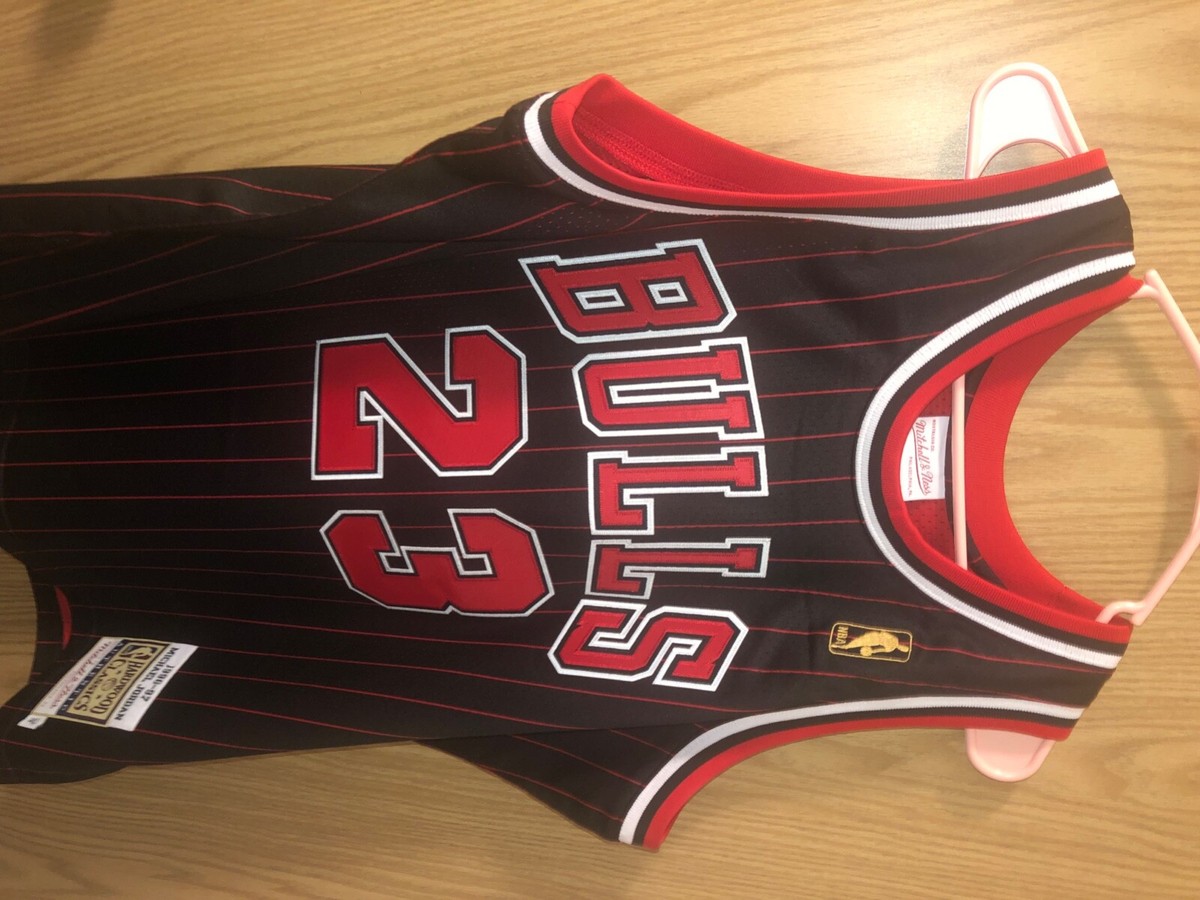 MICHAEL JORDAN #23 MITCHELL & NESS 96-97 THROWBACK BULLS JERSEY