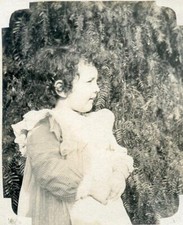 Z795 Vtg Photo LITTLE GIRL RUFFLE PINAFORE PRETTY FERNS c Early 1900's