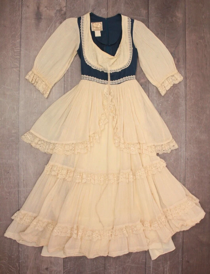 Maxi Vestido De Colección Para Mujer Años 70 Crema y Denim Azul Volantes Campesino Gunne Sax XS/S 70s Foto 3 de 4