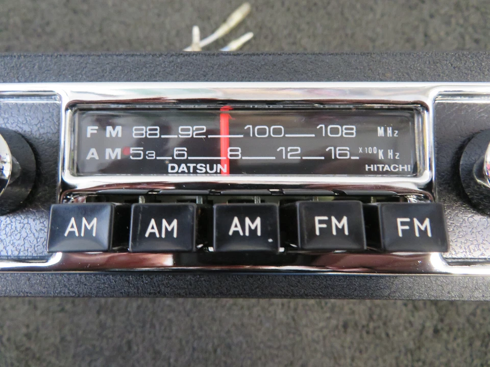 Radio Datsun 510 AM/FM NOS 1970-1973 hecha en Japón OEM fábrica Nissan original Foto 3 de 4