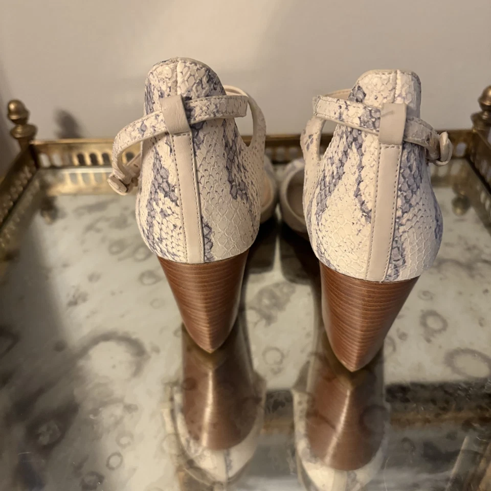 Женские туфли Cole Haan размер 6 B бежевые со змеиным принтом на танкетке с ремешками сандалии - Изображение 2 из 4