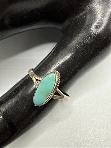 VTG Dainty 925 Sterling Silver Turquoise Ring. Size 8.25. Grams 1.3