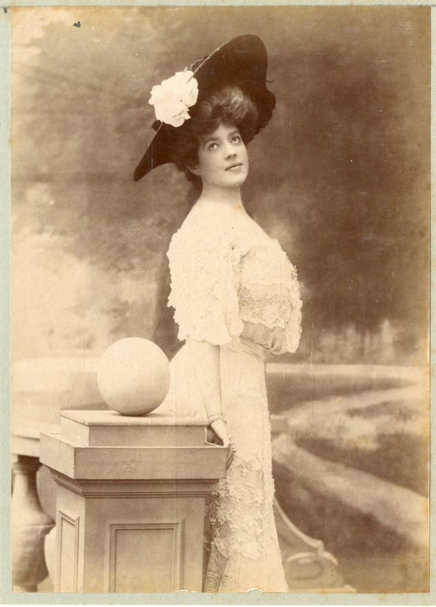 Portrait D'une Jeune Femme Vêtue D'une Robe Et D'un Chapeau à L