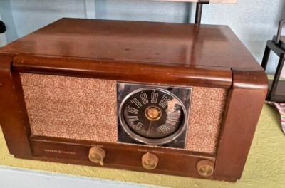Vintage 1948*General Electric* Radio/Phonograph Combo-105*