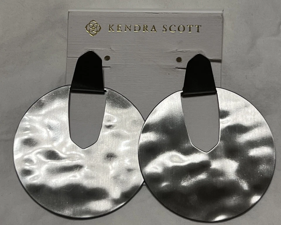 Pendientes KENDRA SCOTT “Diane” llamativos en plata, 2 pulgadas Foto 3 de 4